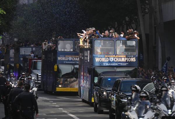 ▲ 월드시리즈 우승을 차지한 LA다저스가 LA 도심에서 퍼레이드를 했다. ⓒ연합뉴스/REUTERS/AFP