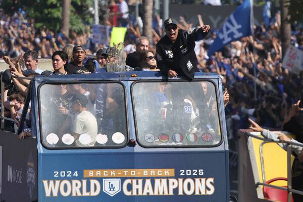 ▲ 월드시리즈 우승을 차지한 LA다저스가 LA 도심에서 퍼레이드를 했다. ⓒ연합뉴스/REUTERS/AFP