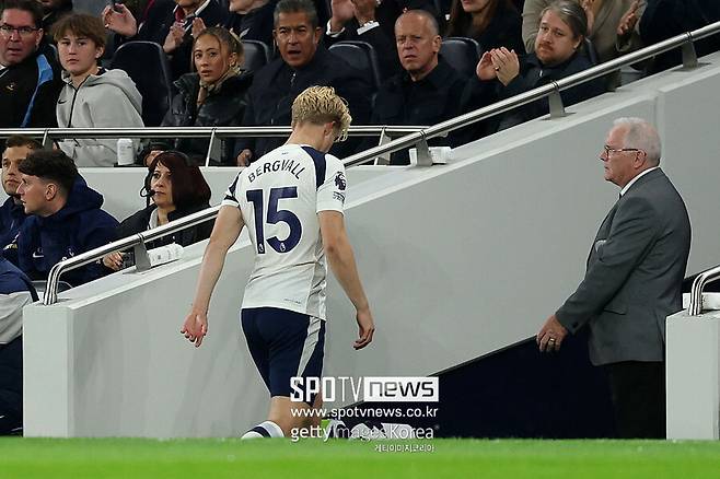 ▲ 프랭크 감독은 지난 주말 첼시와 펼친 2025-26시즌 잉글랜드 프리미어리그 10라운드를 0-1로 진 뒤 선수들에게 무시를 당했다. 임시 주장으로 나섰던 판 더 펜과 스펜스가 경기 종료 후 그라운드로 들어온 프랭크 감독의 악수를 외면했다. 카메라에 그대로 잡힌 이 장면은 사회관계망서비스(SNS)를 통해 순식간에 퍼졌다.