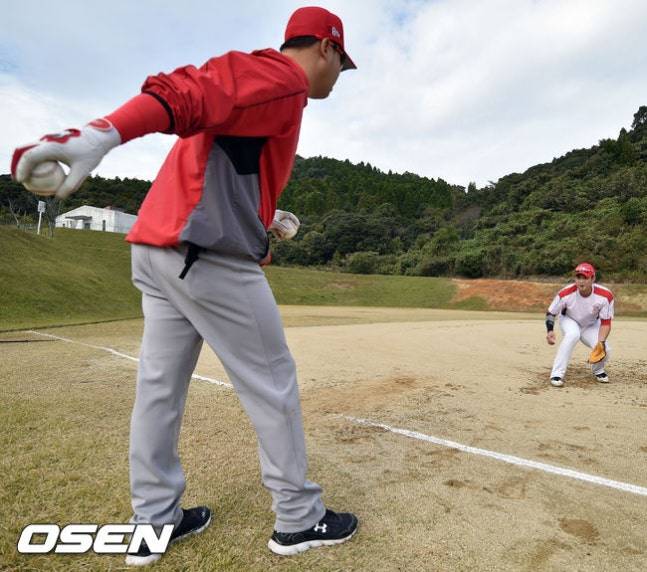 SK 와이번스(현 SSG 랜더스 전신) 시절 손지환(왼쪽) 수비 코치와 당시 SK에서 뛰고 있던 강승호(현 두산 베어스).