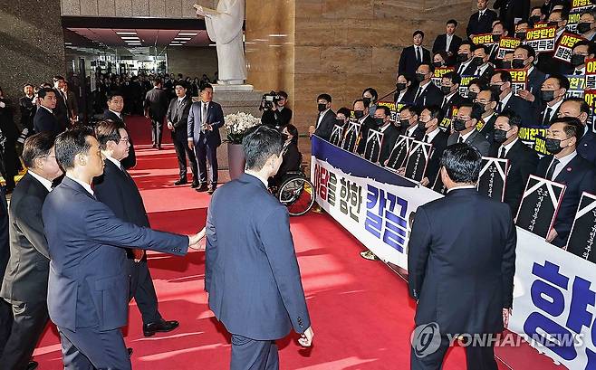 시위하는 국민의힘 의원들 앞 지나는 이 대통령 (서울=연합뉴스) 이재명 대통령이 4일 내년도 정부 예산안에 대한 시정연설을 하기 위해 서울 여의도 국회에 도착해 피켓시위를 하는 국민의힘 의원들 앞을 지나고 있다. 국민의힘 의원들은 추경호 전 원내대표에 대한 내란특검팀의 영장청구에 반발하며 야당 탄압 중단을 촉구했다. 2025.11.4 [국회사진기자단] photo@yna.co.kr