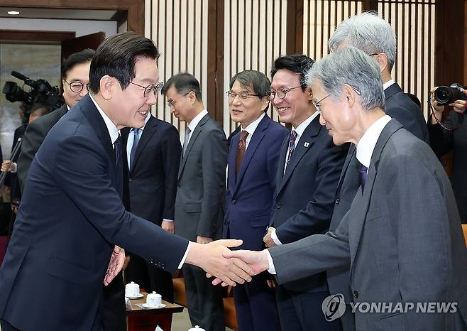 악수하는 이재명 대통령과 조희대 대법원장 (서울=연합뉴스) 시정연설을 위해 국회를 방문한 이재명 대통령이 4일 국회의장접견실에서 열린 환담에서 조희대 대법원장과 악수하고 있다. 2025.11.4 [국회사진기자단] photo@yna.co.kr