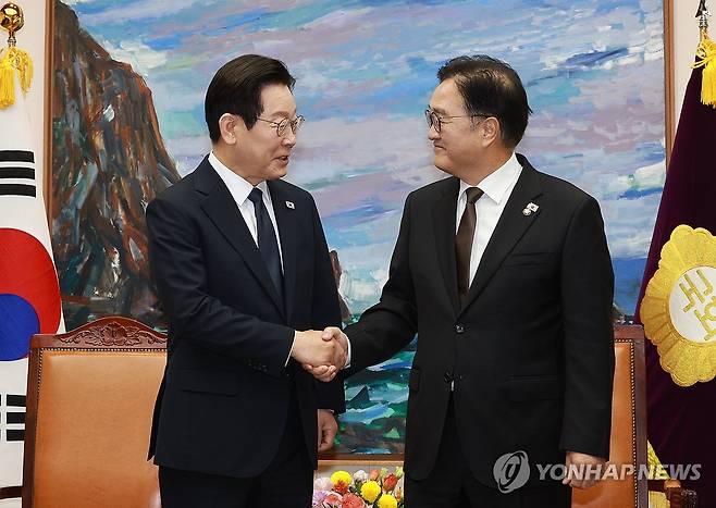 악수하는 이재명 대통령과 우원식 국회의장 (서울=연합뉴스) 김도훈 기자 = 이재명 대통령이 4일 국회에서 내년도 정부 예산안 시정연설에 앞서 우원식 국회의장을 만나 악수하고 있다. 2025.11.4 superdoo82@yna.co.kr