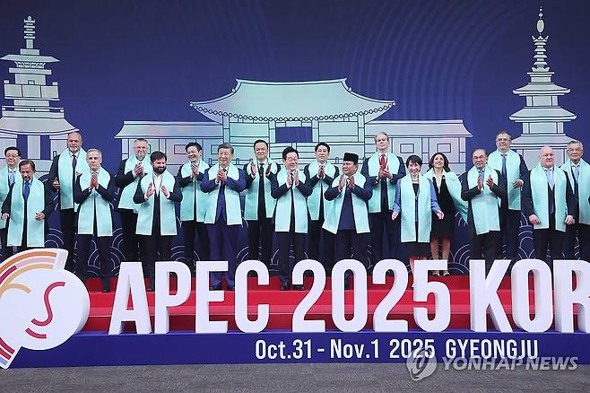 APEC 정상회의 공식 기념촬영 지난 1일 경주화백컨벤션센터(HICO)에서 열린 2025 아시아태평양경제협력체(APEC) 정상회의에서 각국 정상들과 한복 소재로 만든 목도리를 두르고 기념 촬영을 하는 모습. 가운데 이재명 대통령의 왼쪽에 시진핑 중국 국가주석이, 대만 대표인 린신이 대만 총통 선임 고문은 뒷줄 맨 오른쪽에 섰다. 린 대표는 작년 페루 APEC 정상회담 때는 시 주석과 인사를 했으나 올해 경주에서는 상호작용이 없었다고 대만 언론은 전했다. 2025.11. 4 [연합뉴스 자료사진]