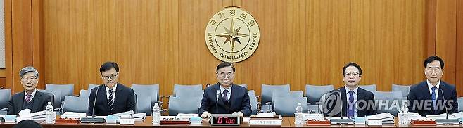 국회 정보위원회 국정원에 대한 국정감사 (서울=연합뉴스) 국정원 김희수 기획조정실장(왼쪽부터), 이동수 제1차장, 이종석 원장, 김호홍 제2차장, 김창섭 제3차장이 4일 서울 서초구 내곡동 국가정보원에서 열린 국회 정보위원회 국정원에 대한 국정감사에 출석해 있다. 2025.11.4 [국회사진기자단] photo@yna.co.kr