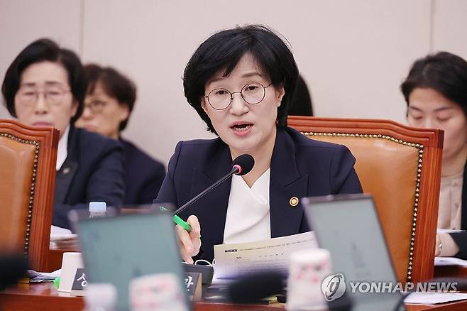 답변하는 원민경 성평등부 장관 (서울=연합뉴스) 김주성 기자 = 원민경 성평등가족부 장관이 4일 서울 여의도 국회 성평등가족위원회에서 열린 성평등가족부에 대한 국정감사에서 위원 질의에 답하고 있다 .2025.11.4 utzza@yna.co.kr