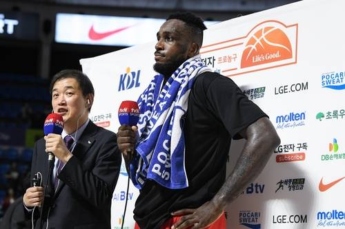 인터뷰하는 자밀 워니 [KBL 제공. 재판매 및 DB 금지]