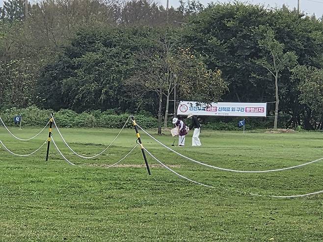 5일 오전 광주 광산구 선운지구 친수공원에서 파크골프 동호인이 파크골프를 치고 있다. 공원 한쪽을 말뚝과 줄을 사용해 파크골프장으로 조성, 무단 점유하고 있어 인근 주민들의 원성이 높다./이연상 기자