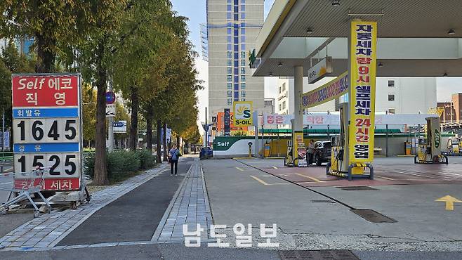 광주 북구 신안동 한 주유소에서 한 시민이 주유를 하고 있다.