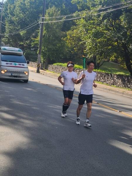 신형식 회장이 제106회 전국체전 성화를 들고 뛰고 있다.