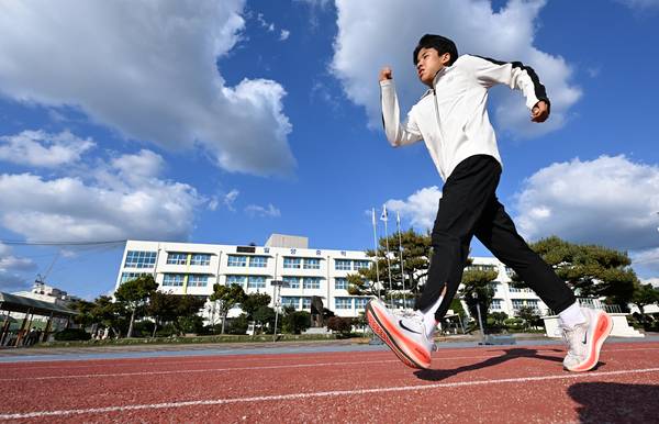 밀양중학교 운동장에서 경보 훈련 중인 유영민 학생. /김구연 기자