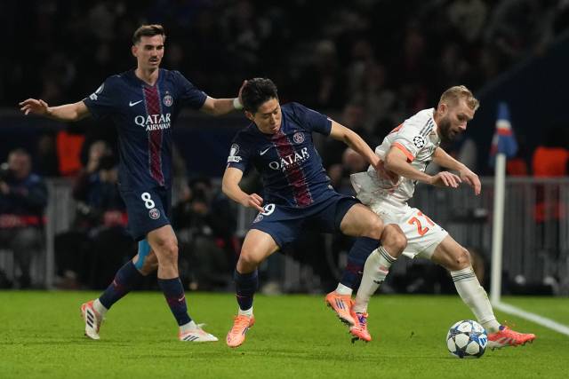 PSG의 이강인이 5일 프랑스 파리에서 열린 UEFA 챔피언스리그 리그 페이즈 4차전 도중 바이에른 뮌헨의 콘라드 라이머와 공을 다투고 있다. 연합뉴스