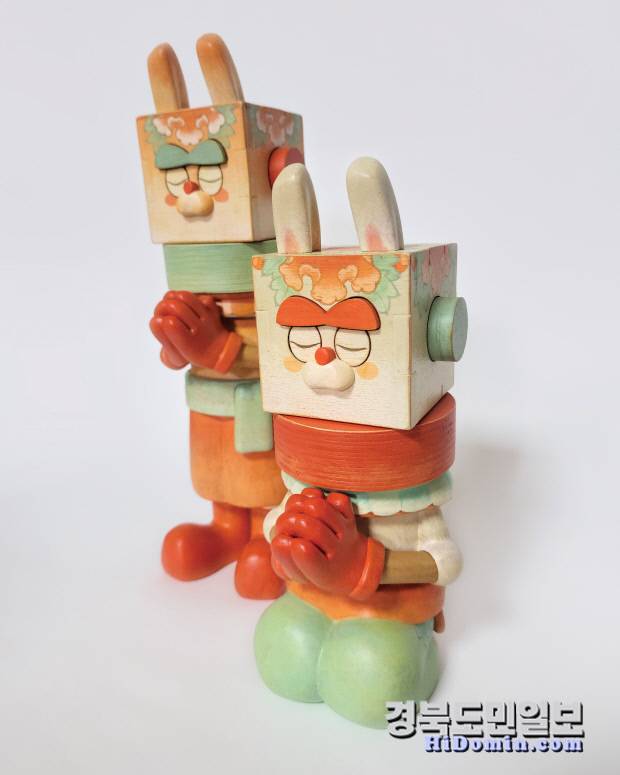 최세윤 작품, 기도하는마음으로, 1,2_9.2x10.7x28.4cm_Poplar, Resin, Acrylic_2