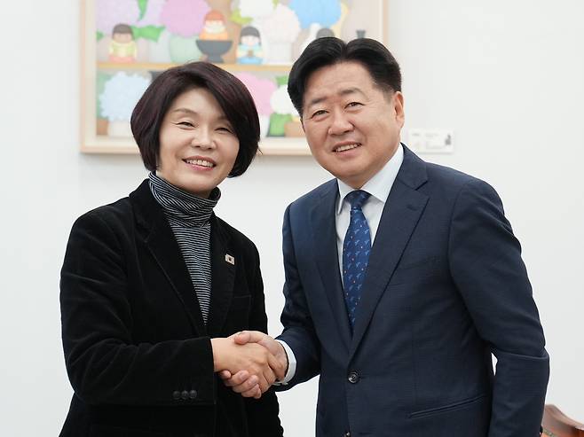 한정애 더불어민주당 정책위의장(왼쪽), 오영훈 지사 / 사진=제주도