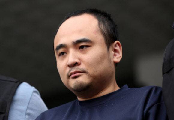 모텔 손님을 살해한 뒤 시신을 훼손해 한강에 유기한 혐의로 구속된 장대호(38)가 지난달 21일 오후 경기 고양경찰서에서 조사를 마친 뒤 차량으로 이동하고 있다. (사진=연합뉴스)