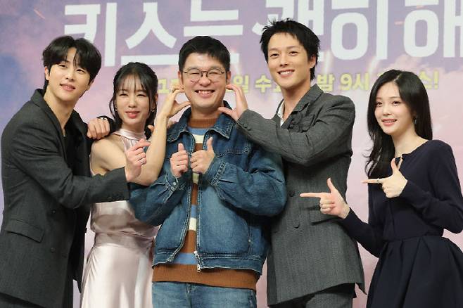 왼쪽부터 김무준, 안은진, 김재현 감독, 장기용, 우다비(사진=뉴스1)