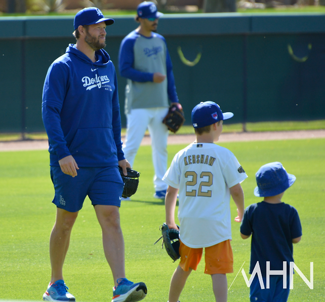 (훌쩍 자란 아이들 키 만큼이나 커쇼의 얼굴에는 주름이 많이 늘었다)