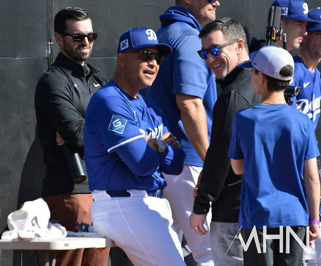 (왼쪽부터 브랜든 고메스 다저스 단장, 데이브 로버츠 감독 그리고&nbsp; 앤드루 프리드먼 사장)