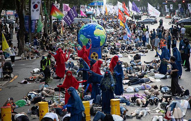 기후정의행진에서 참가자들이 다이인(die-in) 퍼포먼스를 하고 있다. (자료사진)2024.9.7/뉴스1 ⓒ News1 이재명 기자