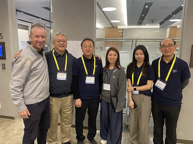 2025 AO VET 코스에 참가한 마크 글라이드 AO VET 아시아태평양지부장(왼쪽부터), 야스하루 이즈미사와 일본 홋카이도 애니멀로코모병원 원장, 정인성 AO VET 한국지부장, 아이리스 람 AO VET 스태프, 최한별 장재영외과동물병원 수의사, 권오경 서울대학교 교수(AO VET 제공) ⓒ 뉴스1
