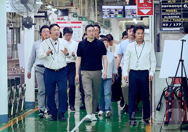 구광모 LG그룹 회장이 지난 3월 인도 벵갈루루와 뉴델리, 아랍에미리트 두바이 방문해 미래전략을 점검했다. 구 회장이 인도 뉴델리에 위치한 LG전자 노이다 생산공장에서 생산라인을 살펴보고 있는 모습이다. (LG 제공. 재판매 및 DB 금지) 2025.3.4/뉴스1 ⓒ News1 DB
