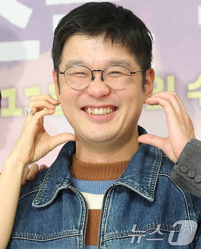 김재현 감독이 5일 서울 양천구 SBS 방송센터에서 열린 SBS 새 수목드라마 ‘키스는 괜히 해서!’(극본 하윤아, 태경민) 제작발표회에 참석해 포즈를 취하고 있다. ‘키스는 괜히 해서’는 생계를 위해 애엄마로 위장취업한 싱글녀 고다림(안은진 분)과 그녀를 사랑하게 된 팀장님 공지혁(장기용 분)의 쌍방 속앓이 로맨스를 그린 작품이다. 2025.11.5/뉴스1 ⓒ News1 권현진 기자