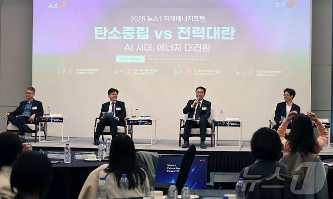 5일 오후 서울 용산구 나인트리 프리미어 로카우스 호텔 용산에서 열린 '2025 뉴스1 미래에너지포럼'(NFEF 2025)에서 패널들이 'AI 기술이 만든 위기, AI 기술로 돌파할 수 있을까'를 주제로 토론하고 있다. 왼쪽부터 김승현 한국동서발전 정보보안처장, 이정민 효성중공업 신재생에너지영업팀PL, 송영진 산업통상부 산업인공지능혁신과장, 소동욱 한국서부발전 풍력사업부장. 2025.11.5/뉴스1 ⓒ News1 구윤성 기자