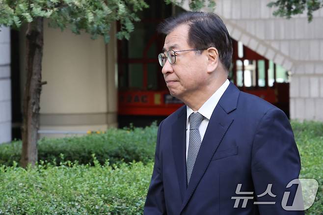서해 공무원 피격 사건을 은폐하려 한 혐의로 재판에 넘겨진 서훈 전 국가안보실장이 5일 오전 서울 서초구 서울중앙지방법원에서 열린 결심공판에 출석하고 있다. 2025.11.5/뉴스1 ⓒ News1 이광호 기자