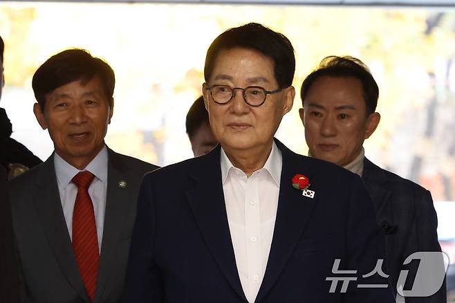 박지원 전 국정원장이 5일 오전 서울 서초구 서울중앙지방법원에서 열린 ‘서해 공무원 피격 은폐 의혹’ 결심 공판에 출석하고 있다. 2025.11.5/뉴스1 ⓒ News1 김명섭 기자