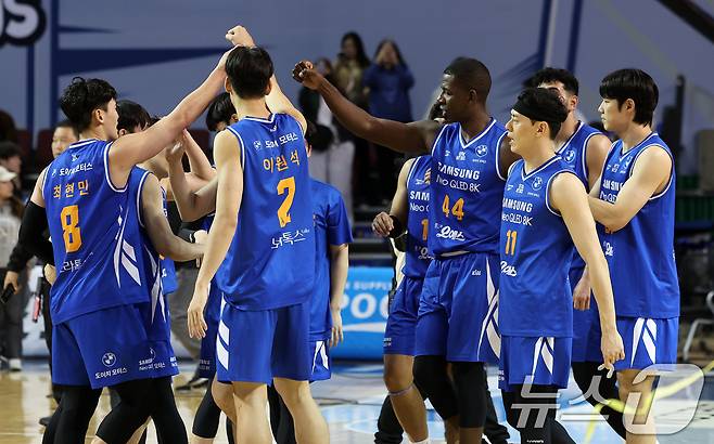 5일 오후 서울 송파구 잠실 잠실실내체육관에서 열린 2025-2026 LG전자 프로농구 정규리그 서울 삼성 썬더스와 안양 정관장 레드부스터스의 경기에서 승리한 서울 삼성 썬더스 선수들이 기뻐하고 있다. 2025.11.5/뉴스1 ⓒ News1 이호윤 기자