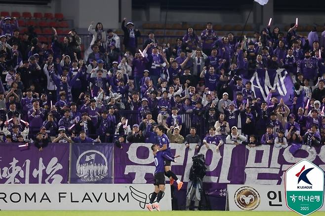 안양 선수들이 울산전에서 세 번째 득점 후 기쁨을 나누고 있다. 사진 | 한국프로축구연맹