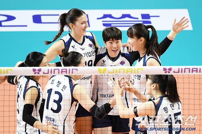 19일 장충체육관에서 열린 V리그 GS칼텍스와 IBK기업은행의 경기. IBK 빅토리아, 이소영이 득점 후 환호하고 있다. 장충=박재만 기자 pjm@sportschosun.com/2025.10.19/