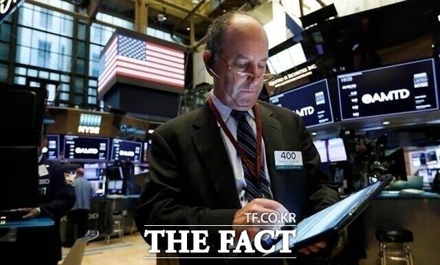 4일(현지시간) 뉴욕증권거래소(NYSE)에서 S&P 지수는 1.17%(80.42포인트) 하락한 6771.55, 기술주 중심의 나스닥 지수는 2.04%(486.09포인트) 급락한 2만3348.64에 마감했다. /AP.뉴시스