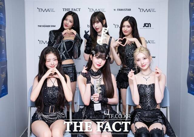 그룹 아이브가 9월 20일 '마카오 아웃도어 퍼포먼스 베뉴'에서 열린 '2025 더팩트 뮤직 어워즈' 인터뷰에 참석해 포즈를 취하고 있다./박헌우 기자