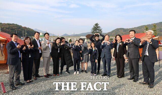 5일 유성구 성북동에 위치한 '대전특수교육수련체험관' 개관식에 참석한 설동호 교육감을 비롯한 내빈들이 기념촬영을 하고 있다. /대전시교육청