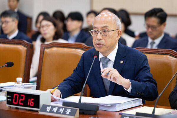 조원철 법제처장이 지난달 24일 서울 여의도 국회에서 열린 법제사법위원회의 법제처 국정감사에서 의원 질의에 답하고 있다./뉴스1