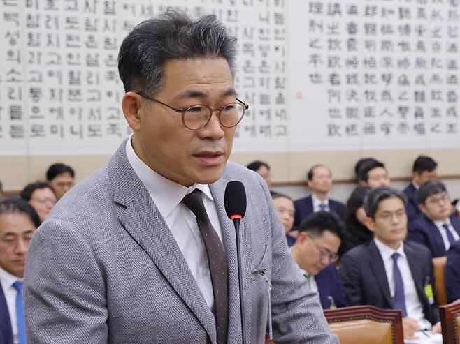 세관 마약수사 외압 의혹 관련해 합동수사팀에 파견된 백해룡 경정이 지난달 27일 서울 여의도 국회 법제사법위원회에서 열린 2025년 국정감사에서 의원 질의에 답하고 있다. /남강호 기자