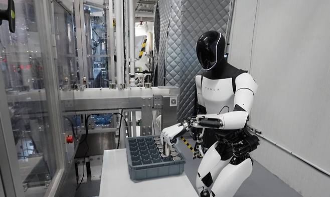 테슬라의 휴머노이드 로봇 옵티머스. /테슬라