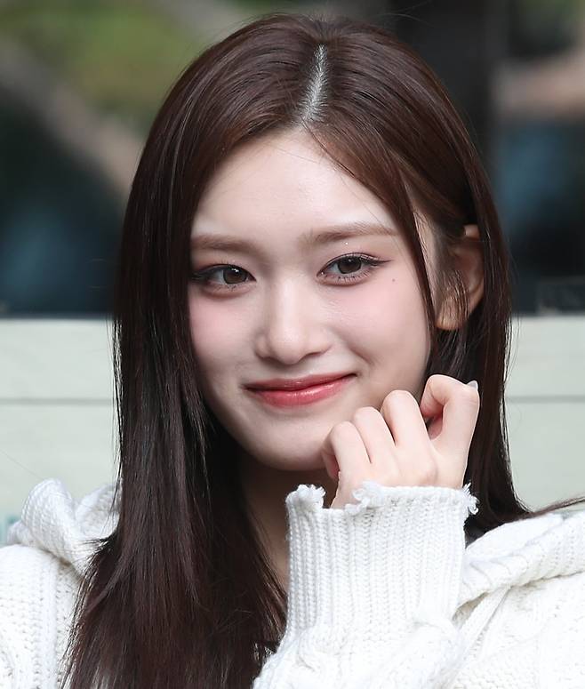 아이브 이서가 '뮤직뱅크' 리허설을 위해 27일 오전 서울 영등포구 여의도 KBS 신관에 도착해 인사를 하고 있다./뉴스1