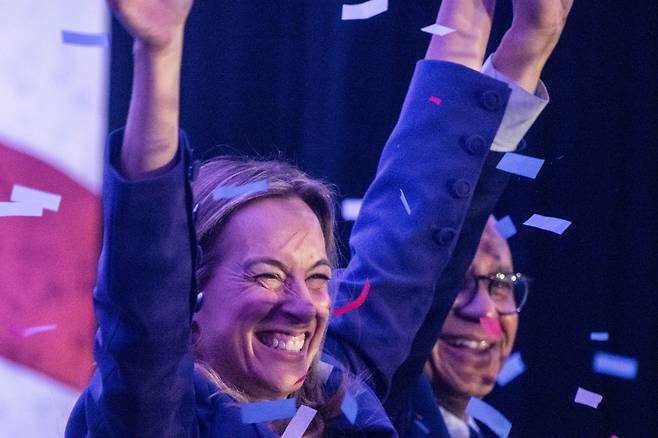 민주당 뉴저지 주지사 후보 미키 셰릴 미키 셰릴이 4일 뉴저지주 이스트브런스윅에서 공화당 후보 잭 시타렐리를 물리친 후 선거일 밤 파티에서 지지자들에게 연설하고 있다. /연합뉴스