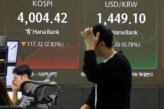 코스피가 급락한 5일 서울 중구 하나은행 본점 딜링룸에서 딜러가 업무를 보고 있다. 연합뉴스