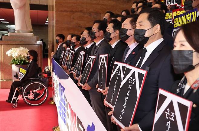 국민의힘 장동혁 대표와 송언석 원내대표를 비롯한 의원들이 지난 4일 오전 국회본청에서 열린 국회 본회의에서 2026년도 예산안 및 기금운용계획안 대통령 시정연설을 위해 방문한 이재명 대통령을 향해 시위를 하고 있다. ⓒ데일리안 홍금표 기자