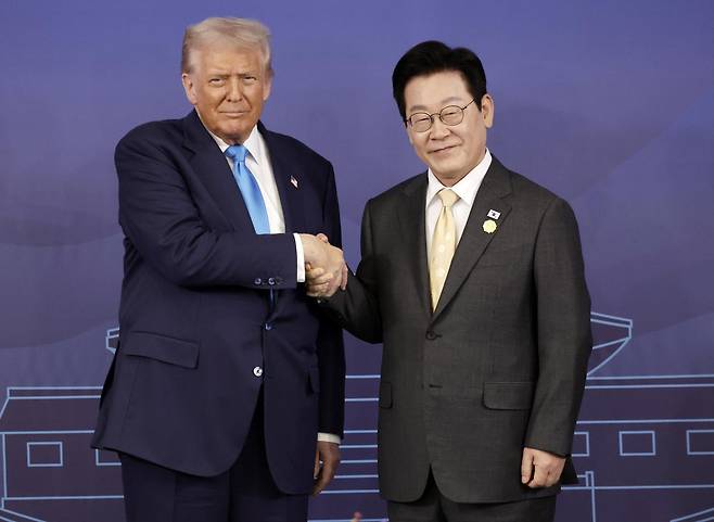 이재명 대통령과 도널드 트럼프 미국 대통령이 10월 29일 경북 경주박물관에서 가진 한미 정상회담에서 기념 사진을 촬영하고 있다. 대통령실사진기자단