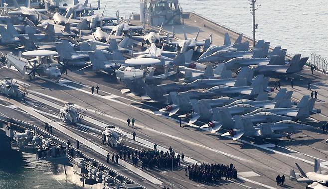 미국 해군 핵추진 항공모함 ‘조지워싱턴함’(CVN-73)이 5일 오전 부산 남구 해군작전사령부 부산작전기지에 입항하고 있다.  길이 333m, 폭 78m, 무게 10만여 톤, 승조원 6000여 명에 달하는 니미츠급 항모인 조지워싱턴함은 항공기 80여 대를 탑재할 수 있어 ‘떠다니는 군사기지’로 불린다.  2025.11.5/뉴스1