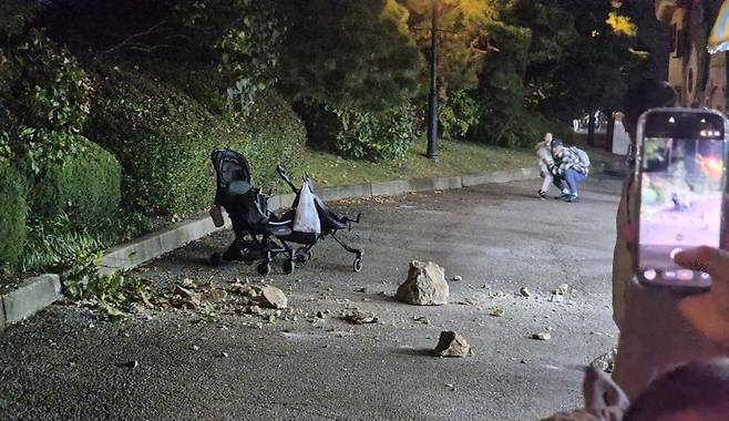 경기 용인 에버랜드에서 낙석 사고가 발생해 시설 일부가 파손됐다. 다행히 인명 피해는 없었으며, 에버랜드는 즉시 구간을 통제하고 추가 낙하 위험물 제거와 콘크리트 보강 등 긴급 안전 조치에 나섰다. 사진 출처=윤모 씨 SNS(@flowers_0910)