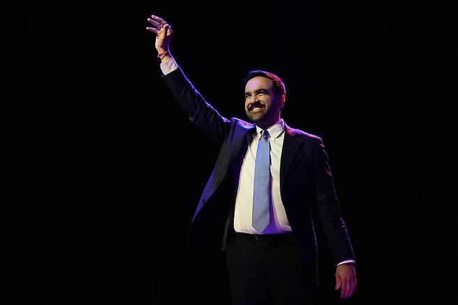 조란 맘다니 뉴욕 시장 당선인이 4일(현지 시간) 미국 뉴욕 시장 선거에서 당선된 후 지지자들에게 인사하고 있다. 올해 34세인 인도계 무슬림인 민주당의 맘다니 후보가 미국 최대 도시 뉴욕에서 시장으로 당선됐다. 2025.11.05.&nbsp;뉴욕=AP/뉴시스 &nbsp; &nbsp; &nbsp; &nbsp;&nbsp;