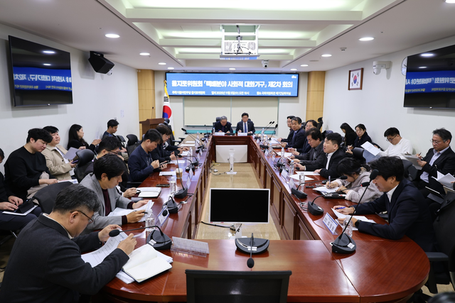 5일 오전 국회 의원회관 제7간담회장에서 더불어민주당 을지로위원회 소속 의원들과 국토교통부·고용노동부 관계자, 민주노총 산하 전국택배노조와 e커머스·택배사 등이 참석한 ‘택배분야 사회적 대화기구’ 2차 회의가 열리고 있다.<손명수 더불어민주당 국회의원 페이스북 사진>