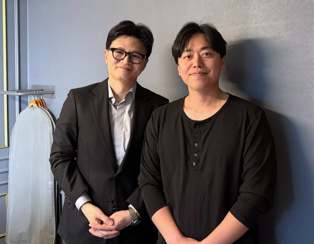 한동훈 국민의힘 전 당대표가 지난 11월 1일 전국비노조택배연합 대표로 활동해온 김슬기(오른쪽) 택배 기사와 만나 민주노총 택배노조가 주장한 0~5시 새벽시간대 배송 금지에 관해 반대하는 의견을 청취했다고 페이스북을 통해 밝혔다.<한동훈 전 법무부 장관 페이스북 사진 갈무리>