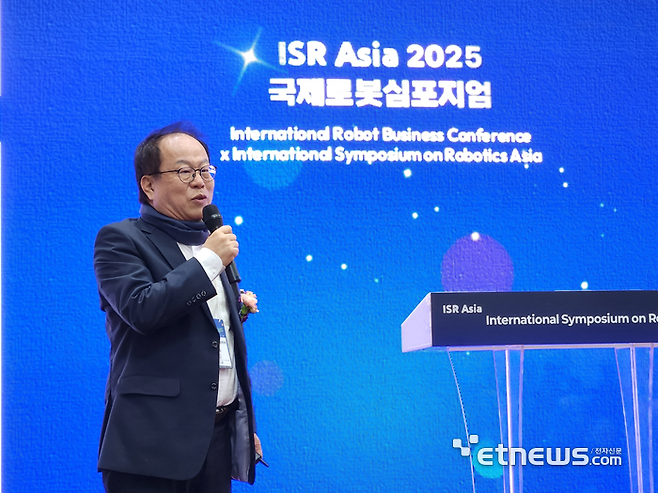 오준호 삼성전자 미래로봇추진단장이 5일 고양 킨텍스에서 열린 '국제로봇심포지엄(ISR) 2025'에서 발표하고 있다. (사진=이호길 기자)