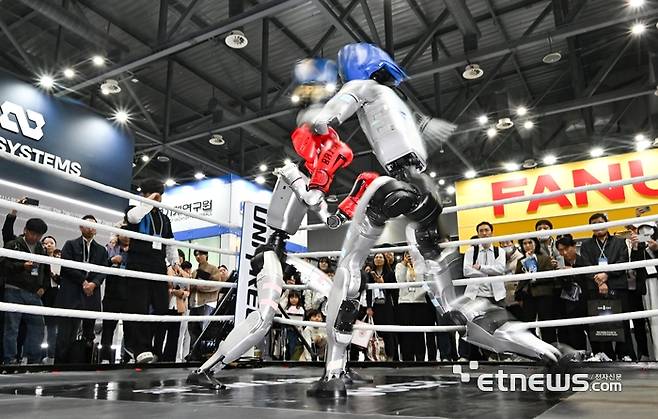 로보월드 2025가 5일 경기 고양시 킨텍스에서 열렸다. 올해로 20회를 맞은 이번 전시에는 피지컬AI에 대한 정부·민간 기업의 관심이 높아진 가운데 300여 국내 기업과 50여 개의 해외 기업이 참가해 역대 최대 규모로 열렸다. 로아스 부스에서 중국 유니트리의 휴머노이드 로봇 'G1'이 복싱 경기를 펼치고 있다.  이동근기자 foto@etnews.com